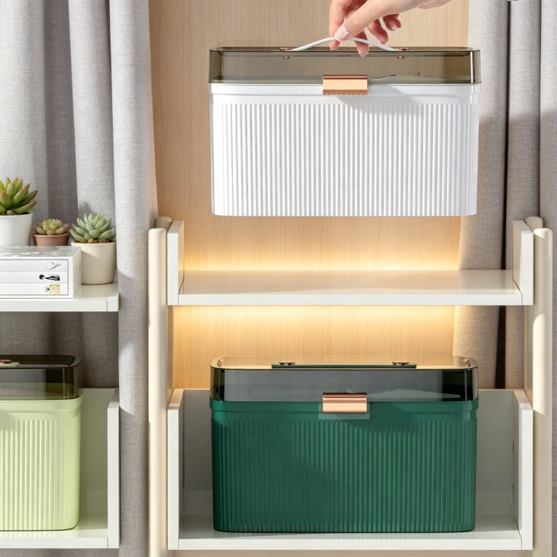 Многоярусная аптечка семейного размера для домашнего использования.