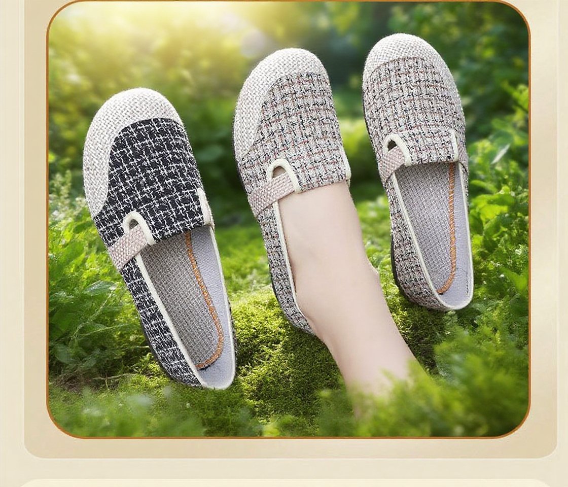 Dámské boty z látky s měkkou podrážkou na bílém pozadí