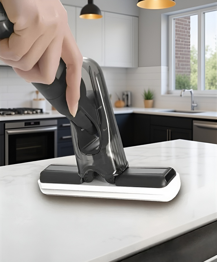 미니 밀대걸레로 바닥 청소하는 모습