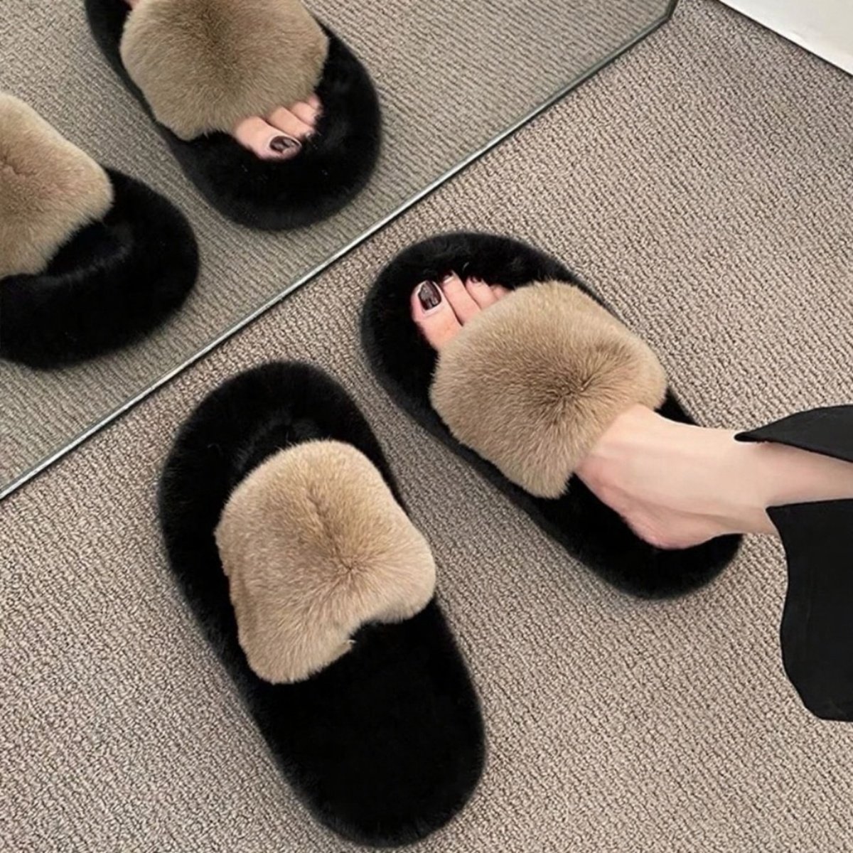 外出にも使えるレディースファーサンダル