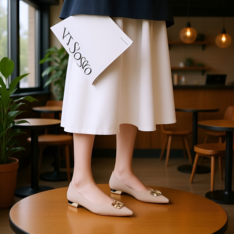 秋にぴったりの、汎用性の高いソフトレザーのローヒールポインテッドトゥシューズ