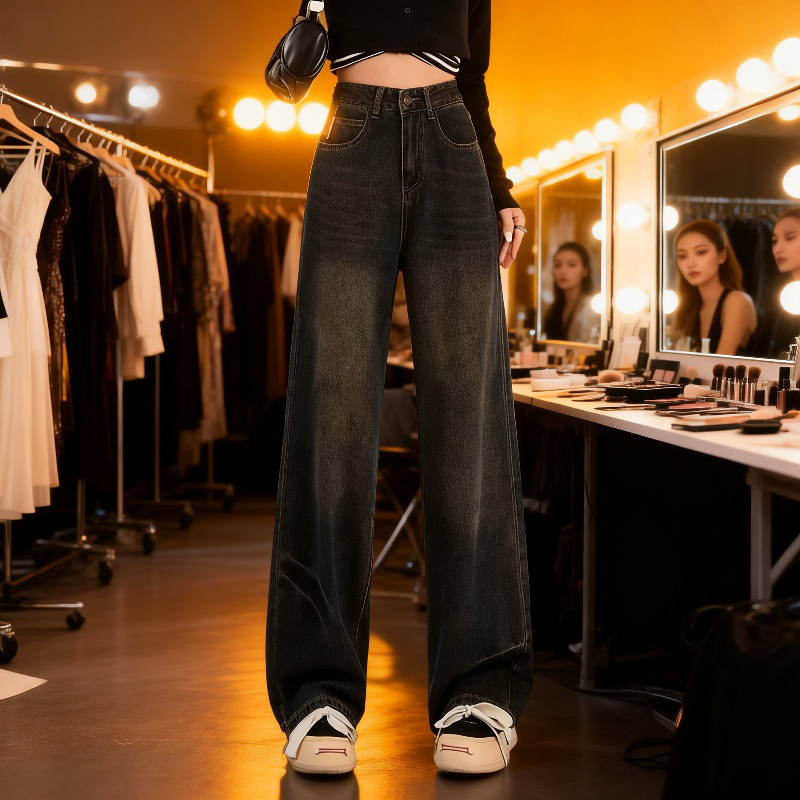 小柄女性モデルが着る美脚デニム