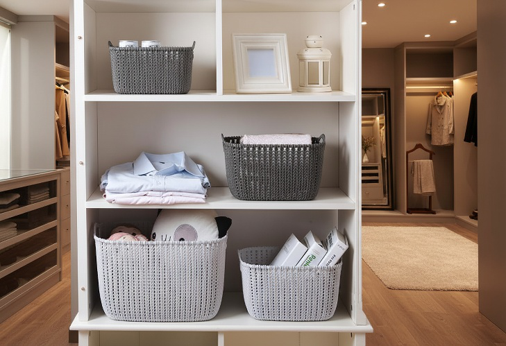Easy-to-clean plastic laundry bucket