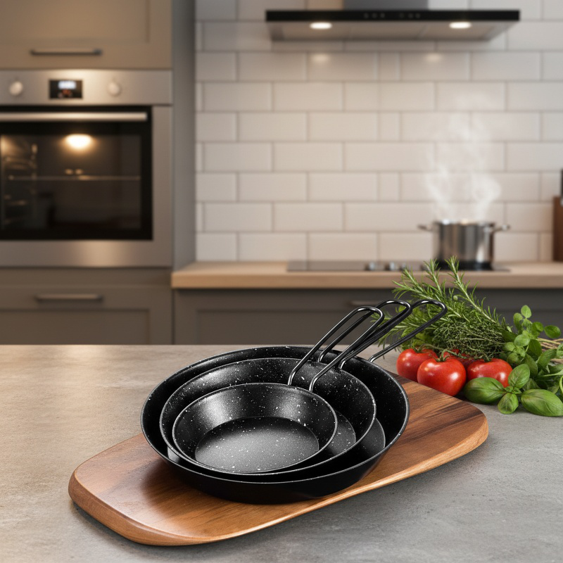 Versatile foldable pan for hiking and outdoor activities