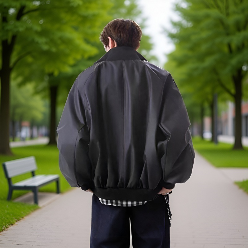 ゆったりとしたフィット感のレザージャケット背面画像