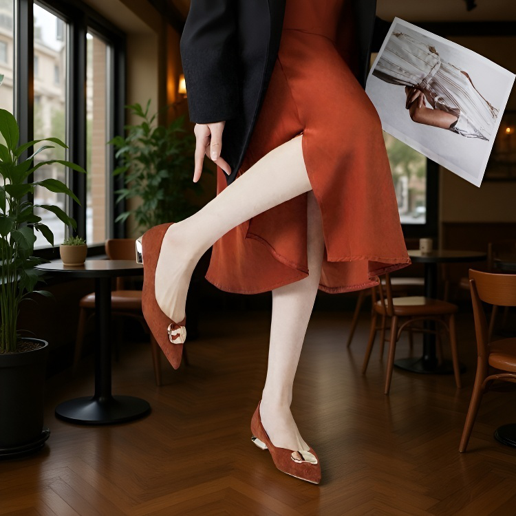 秋にぴったりの、汎用性の高いソフトレザーのローヒールポインテッドトゥシューズ