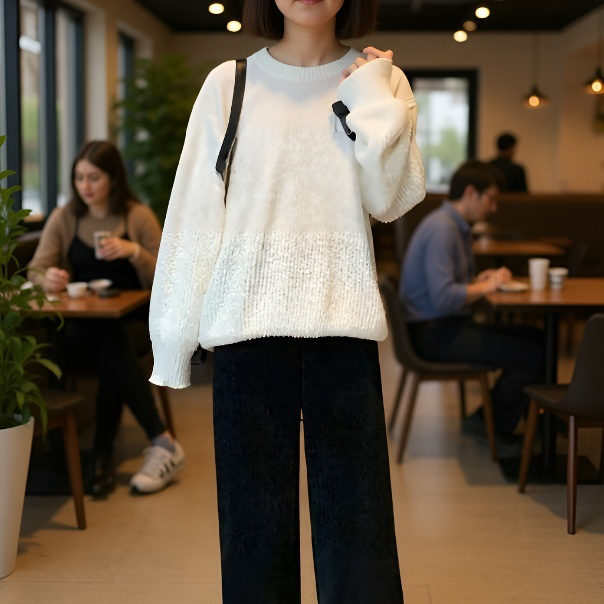 ドレープ性が美しいクリーム色パンツ