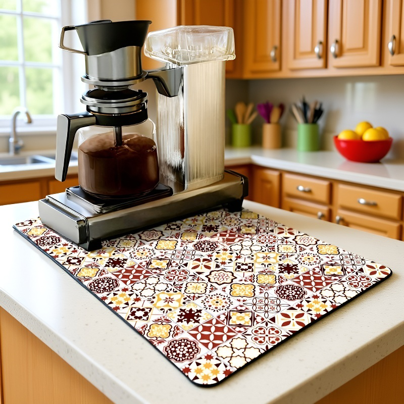 Almohadilla absorbente limpiando derrames en la cocina