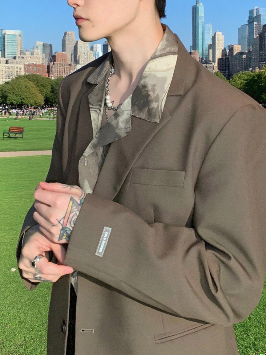 ショルダーパッドが強調されたスーツディテール