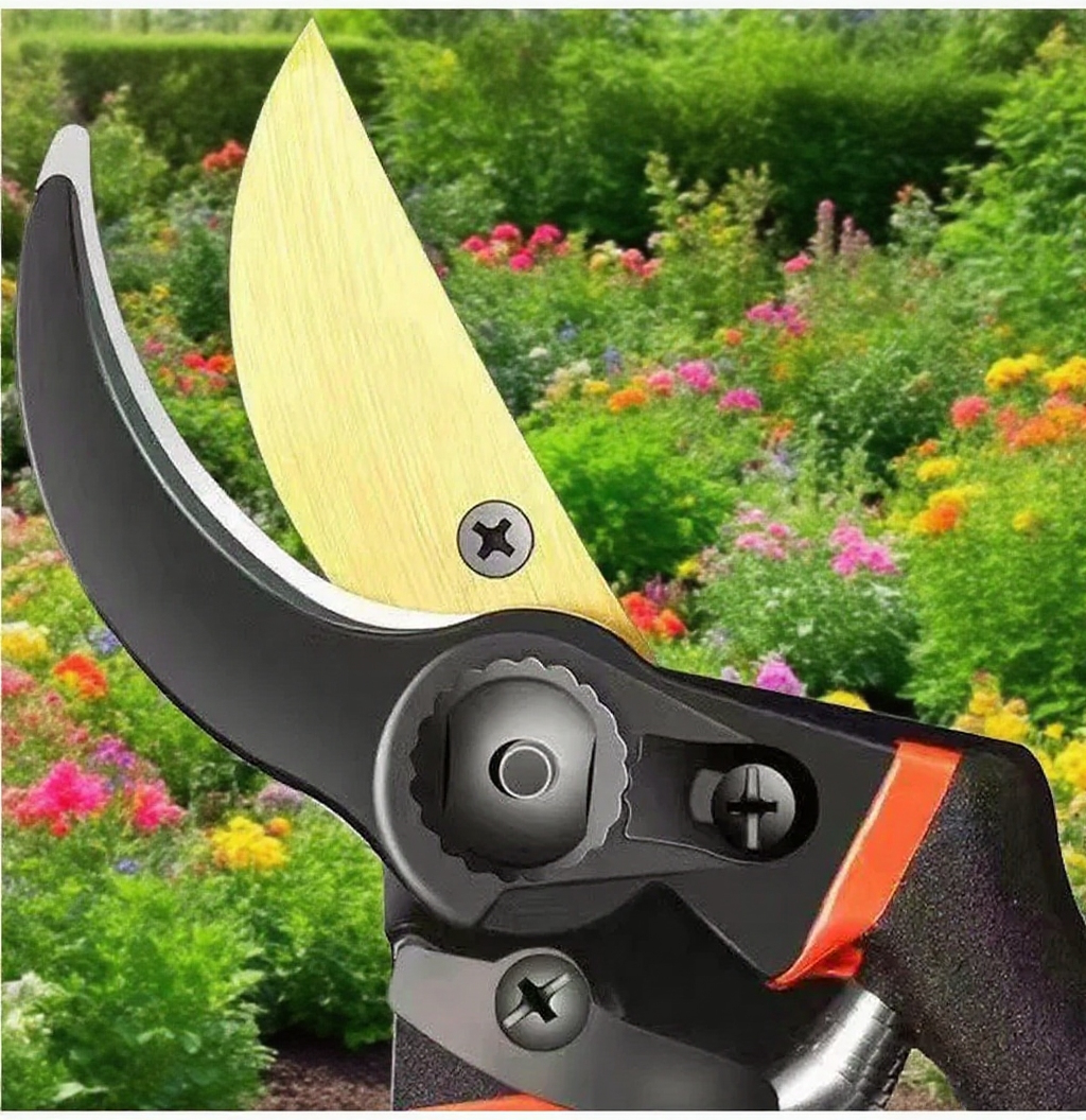 Gartenschere beim Schneiden von Zweigen