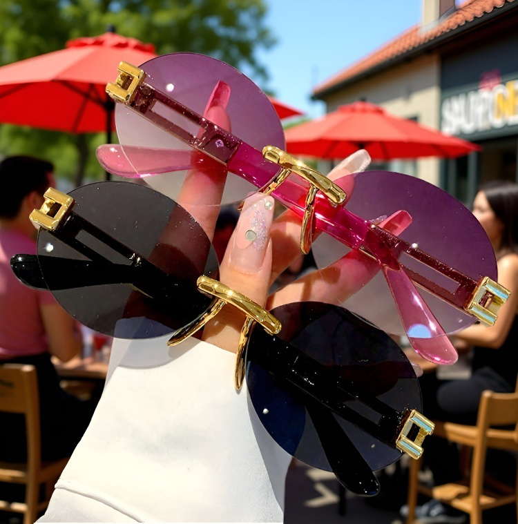 여름 야외에서 착용한 스타일리시 선글라스