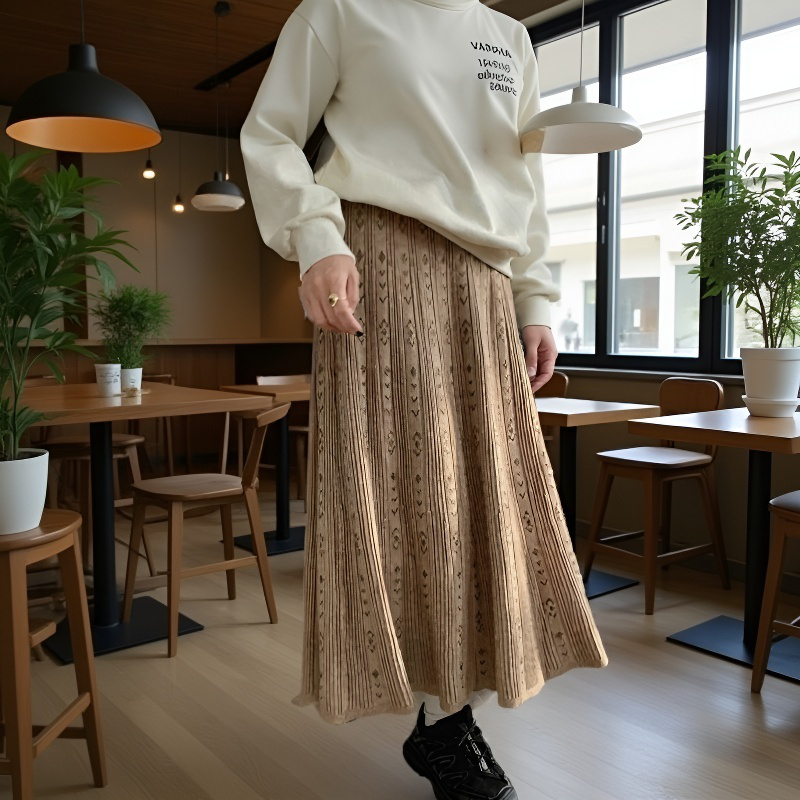스커트녀 하프 기장 사타구니를 가리다 거들먹거리다 자카드로 짠 도드라진 무늬 날씬해 보이는 A라인 스커트