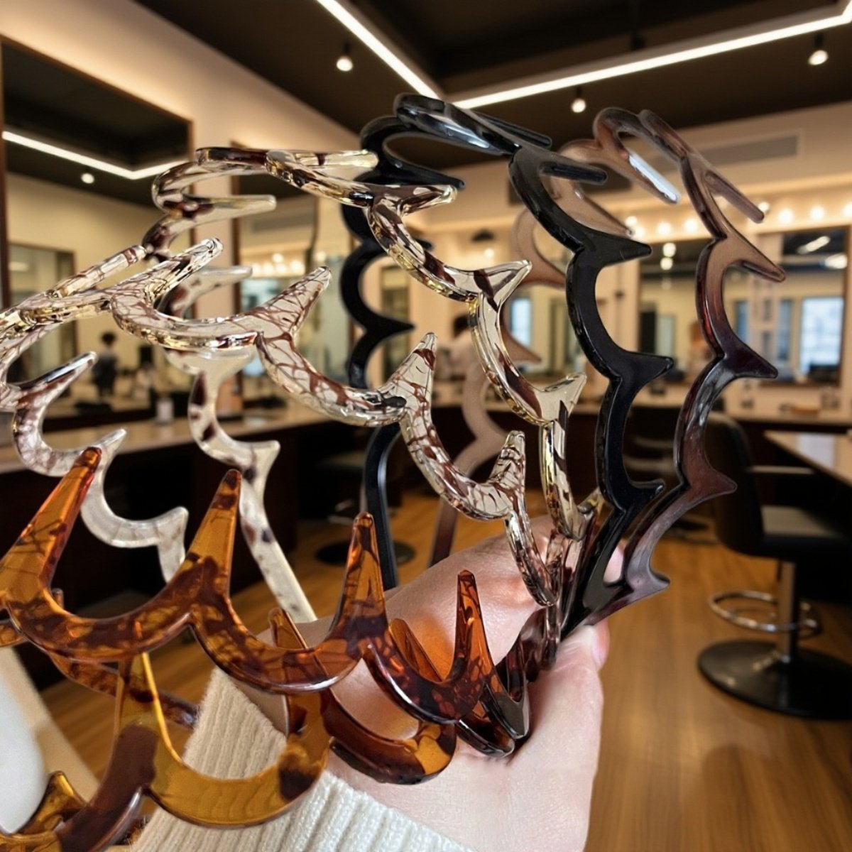 물결 모양 레트로 디자인의 헤드밴드 착용 예시