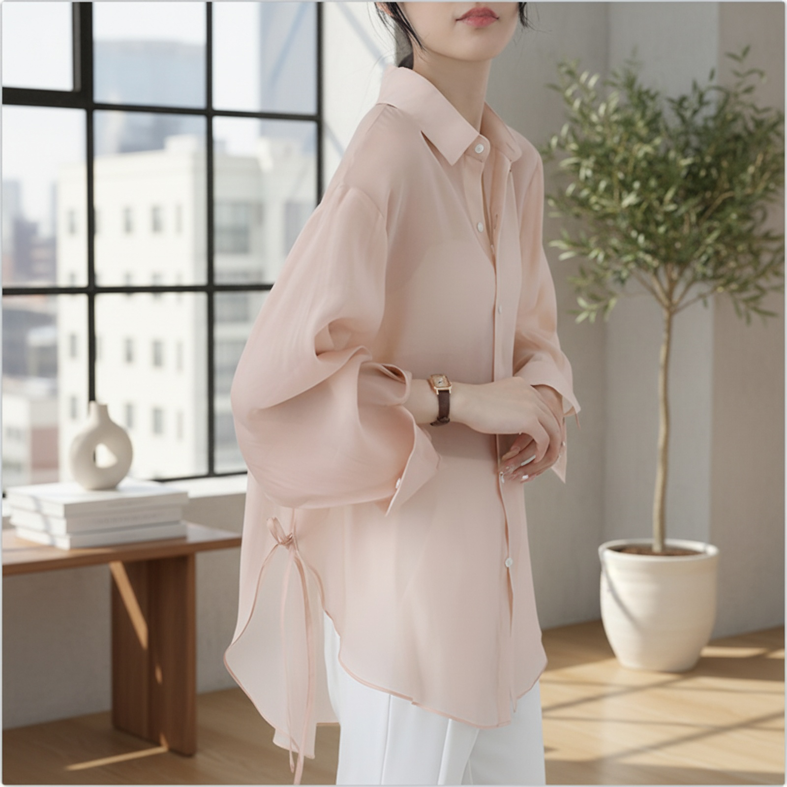 女性らしいデザインの夏用トップス