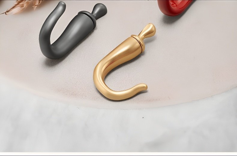 Háček na klobouky do chodby