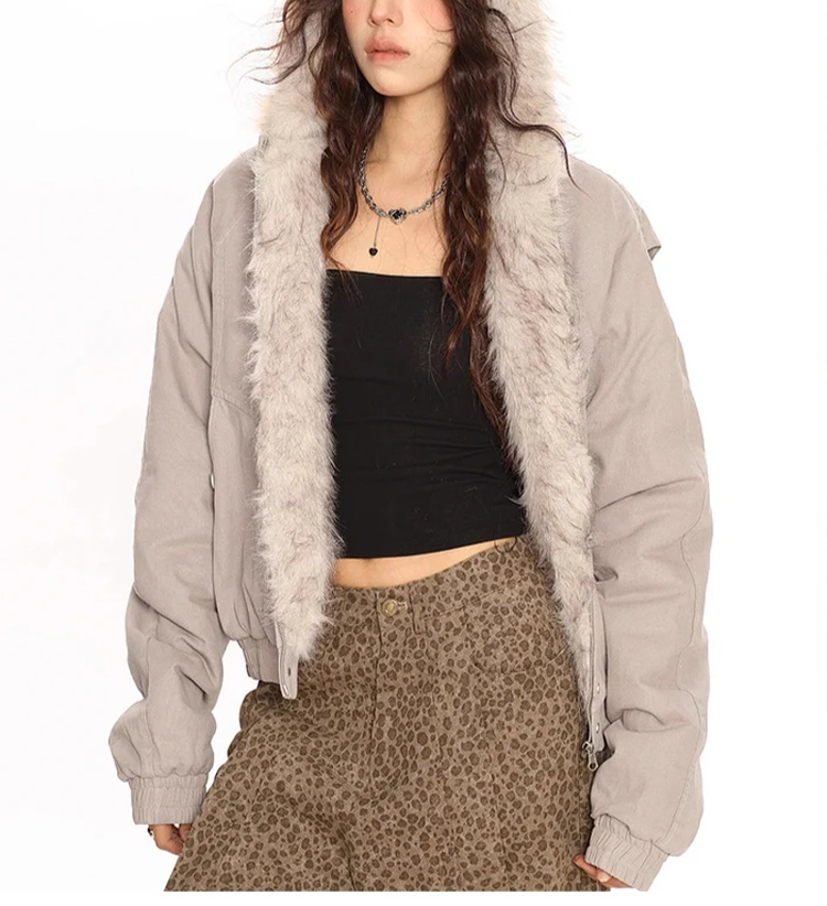 フードつきの毛皮コート