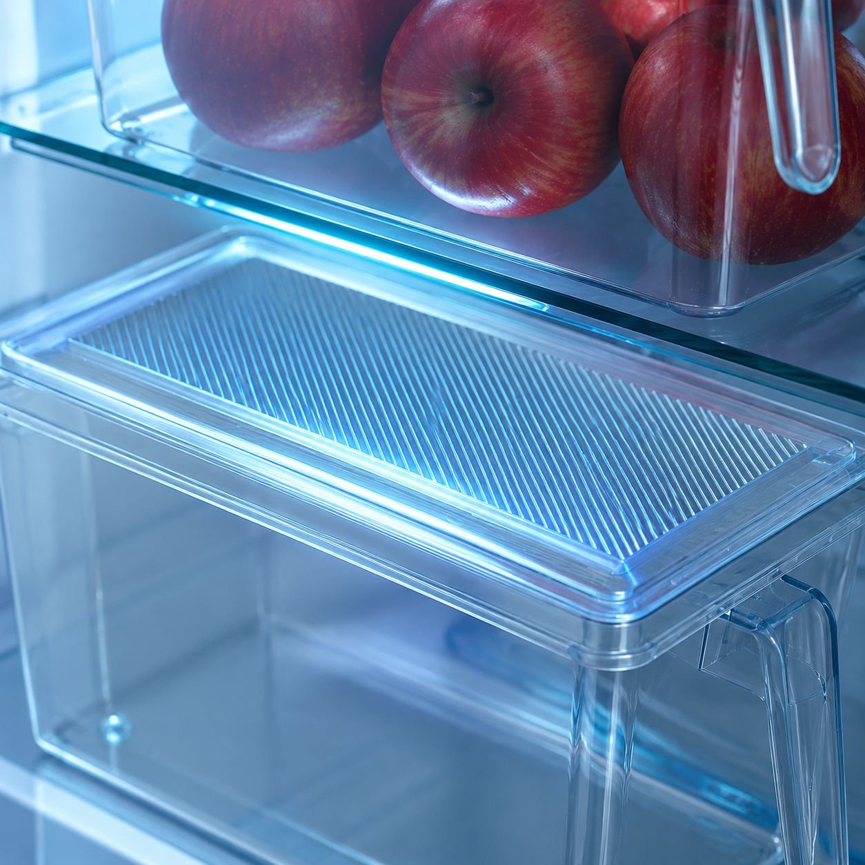 Tragbare multifunktionale Kühlschrank-Organizerbox im Einsatz