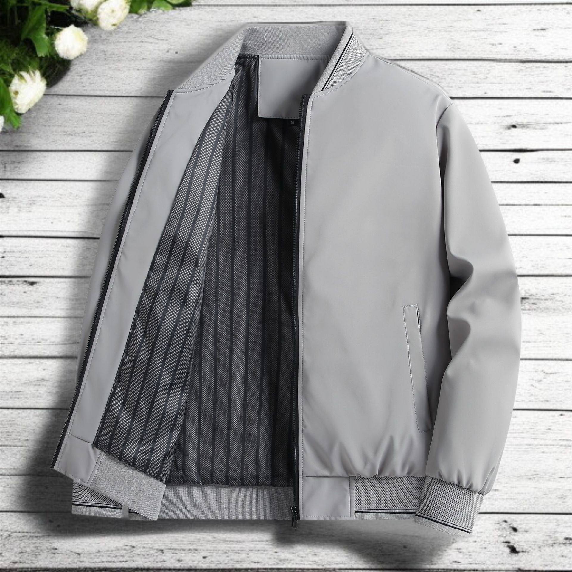 솔리드 디자인의 남성 캐주얼 재킷 측면 착용샷