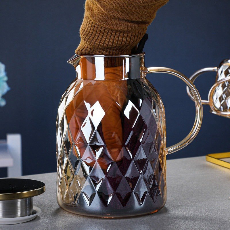 Große Glaswasserflasche