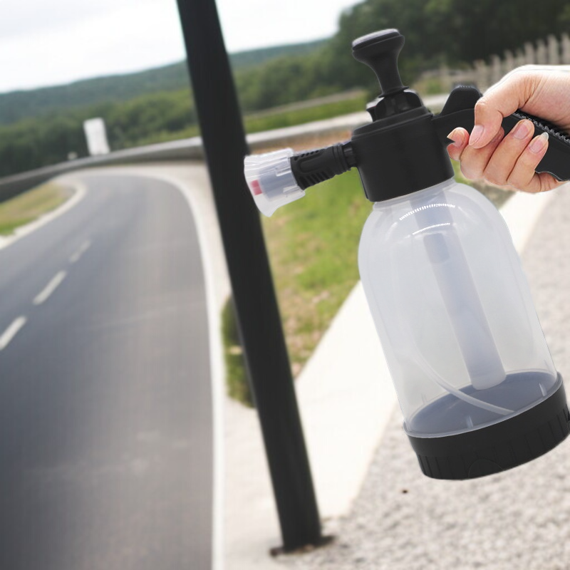 Pneumatisches Sprühgerät zur effizienten Fahrzeugreinigung