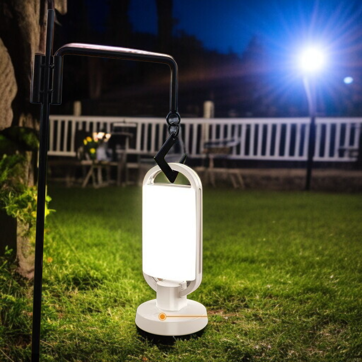 キャンプで活躍する携帯型ソーラー照明ライト