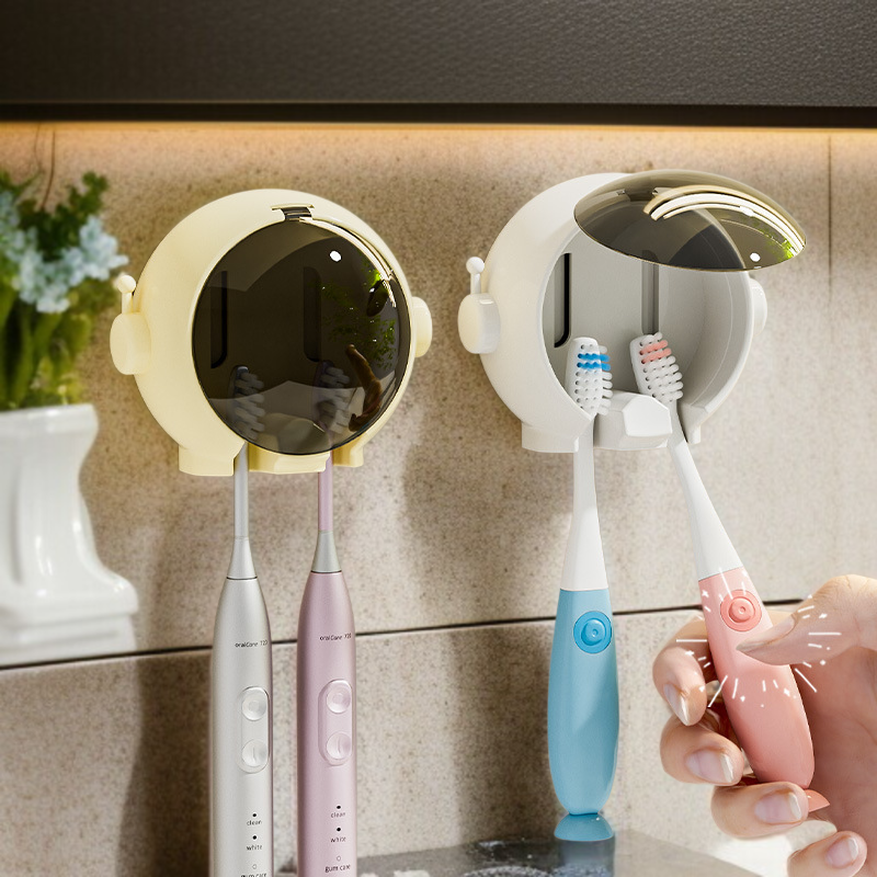 우주인 디자인 벽면 칫솔걸이 설치 모습