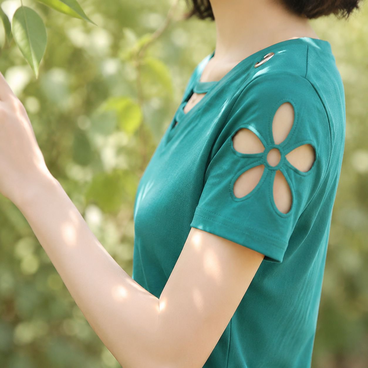透かし彫りディテールが美しい夏用Tシャツ