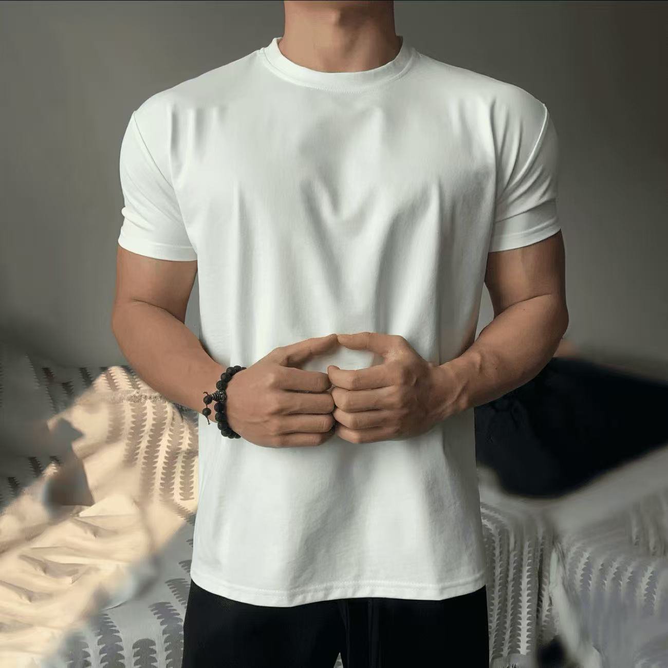A must-have for fitness enthusiasts to show shoulder width and muscle slimming short sleeves