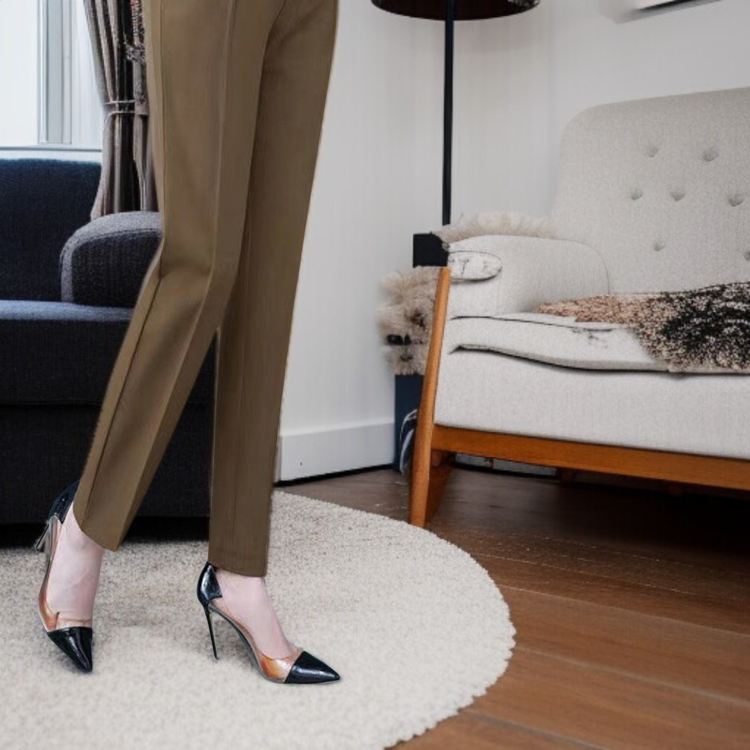 테이퍼드 핏의 여성 정장 바지 착용샷