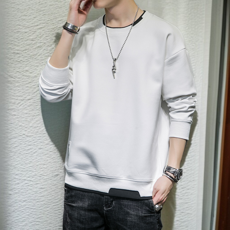 ゆったりシルエットのカジュアルスウェット