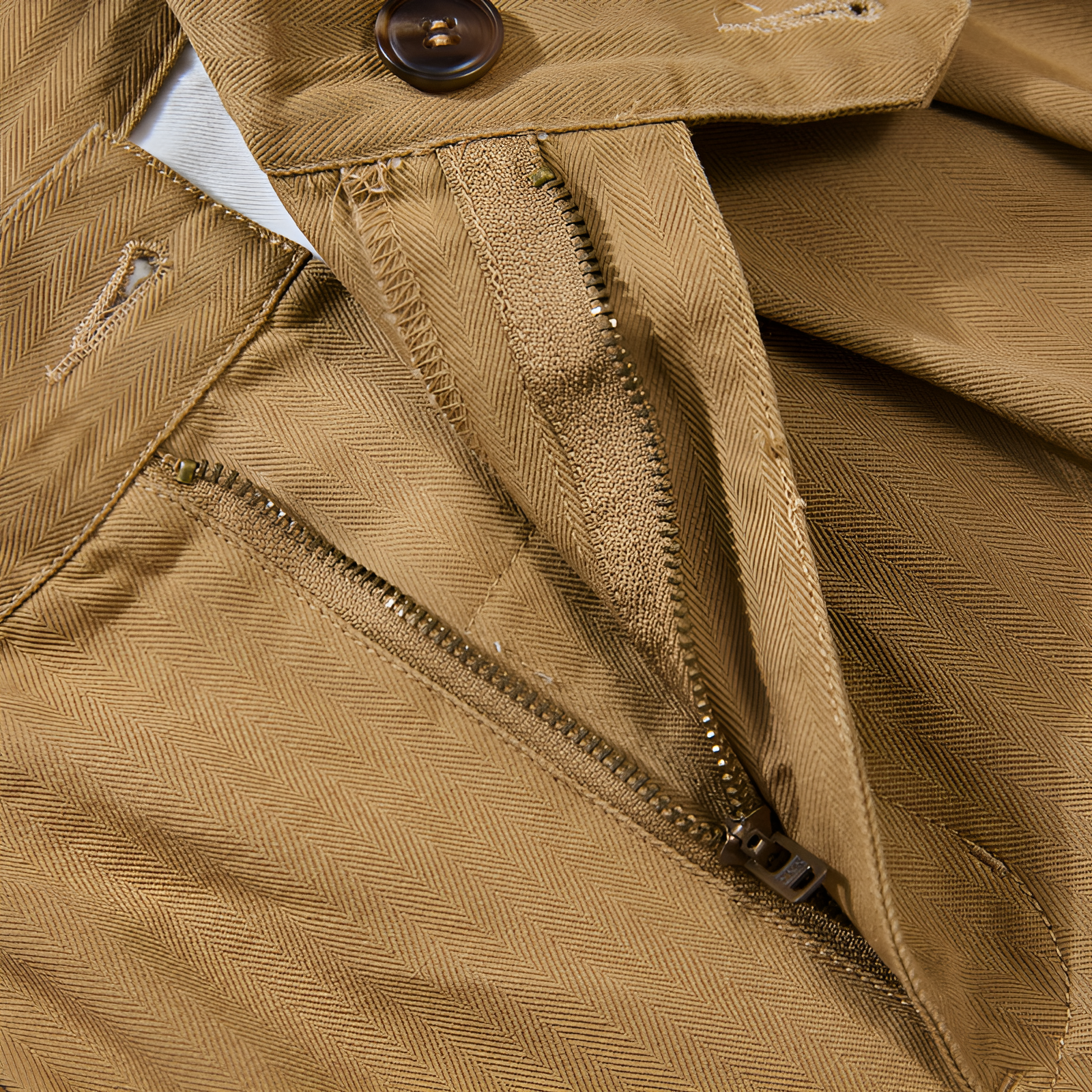 カジュアルパンツのバックスタイル