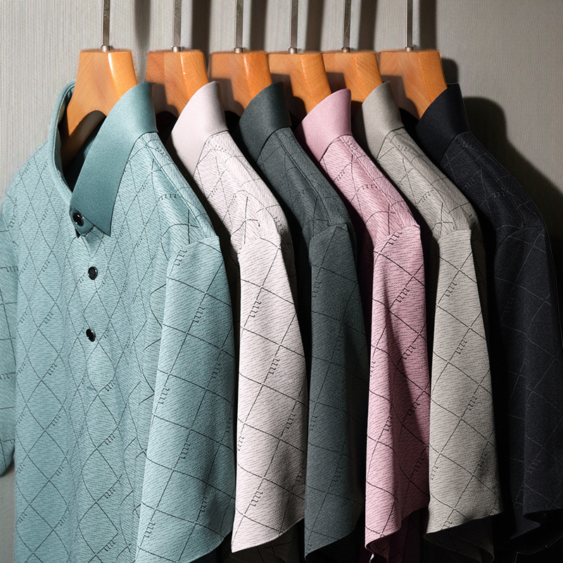 가벼운 소재의 남성 반팔 셔츠