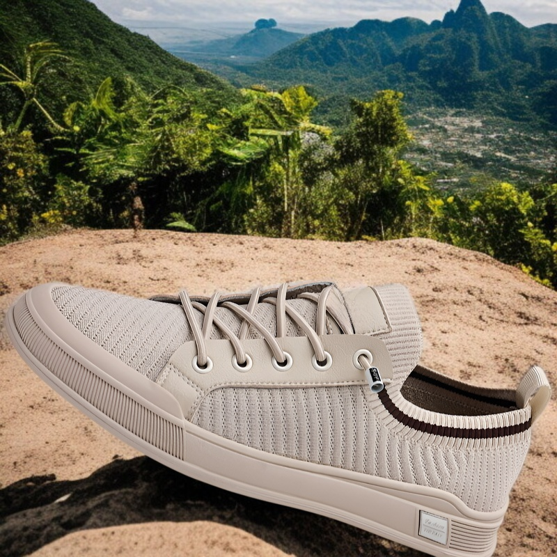 薄型スリッポンタイプのスポーツシューズ