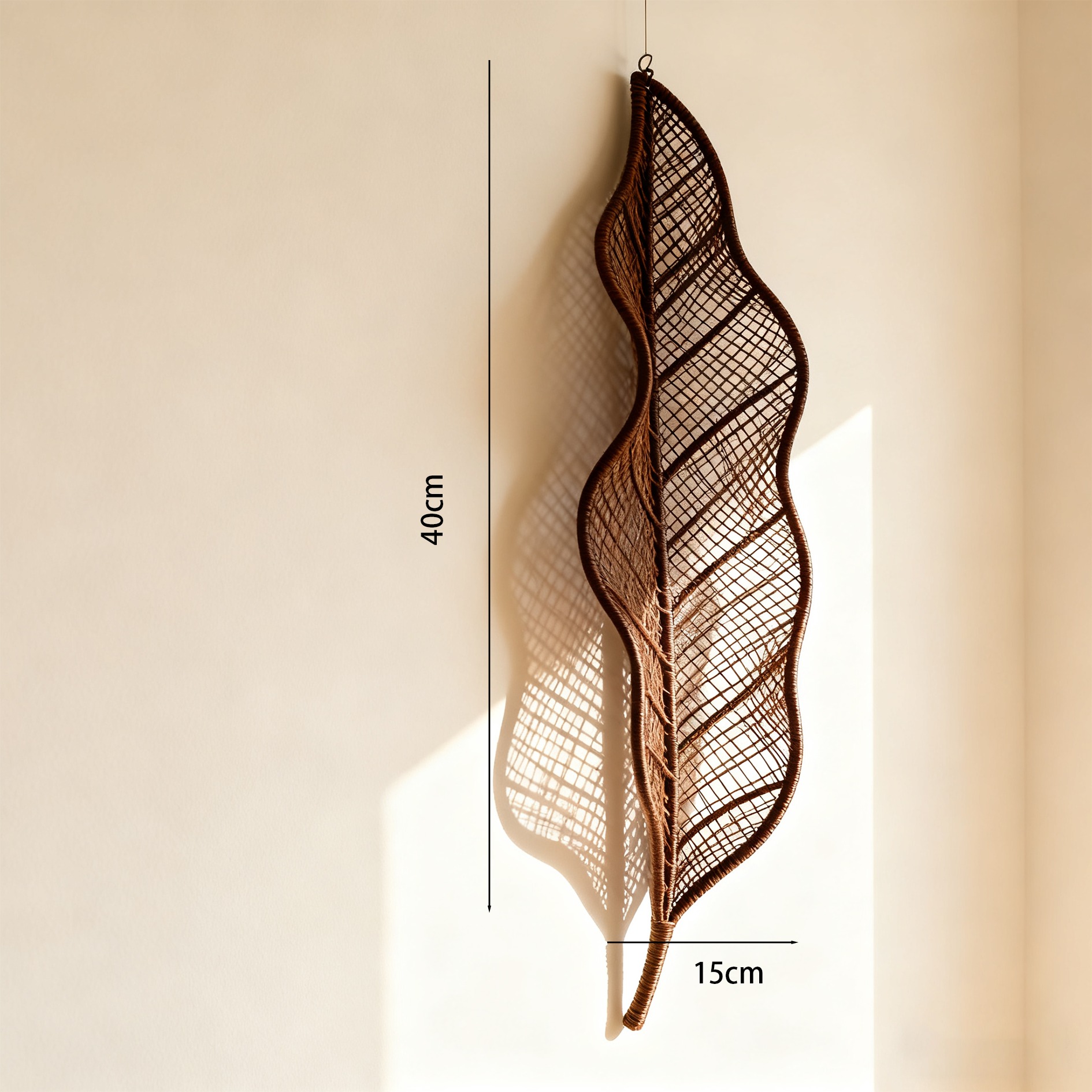벽에 걸린 나뭇잎 디자인 라탄 장식