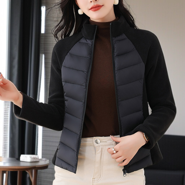 세련된 디자인의 여성 화이트 패딩 앞모습