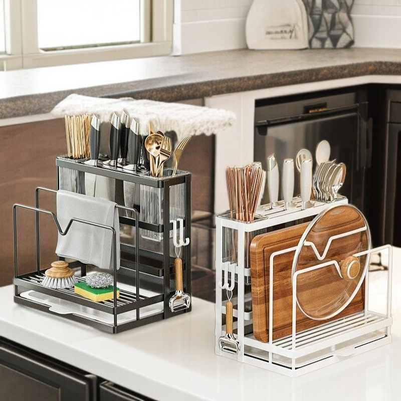 도마와 수저가 정리된 선반