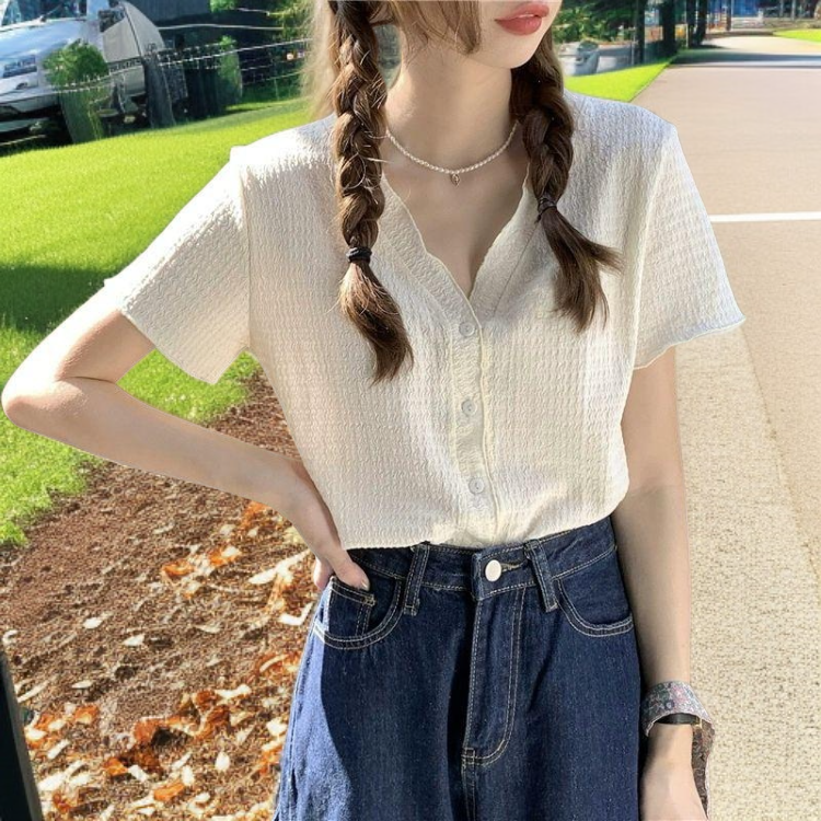 カジュアルなVネック半袖トップスとスリムショートパンツ