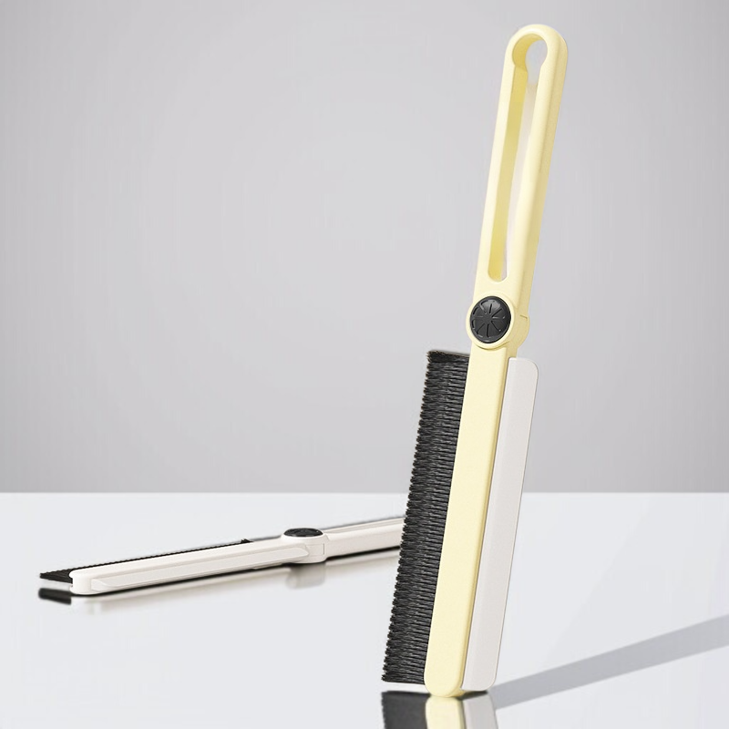 다용도 청소솔로 욕실 틈새 청소하는 모습