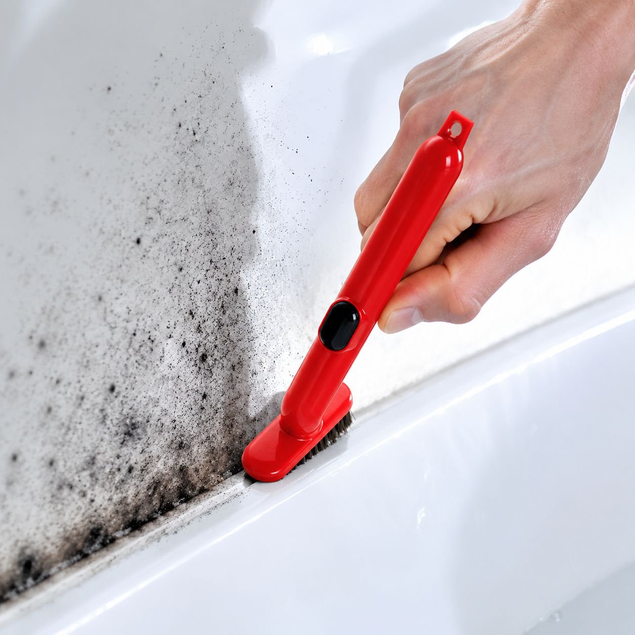 Brosse facile à utiliser avec réservoir à liquide intégré
