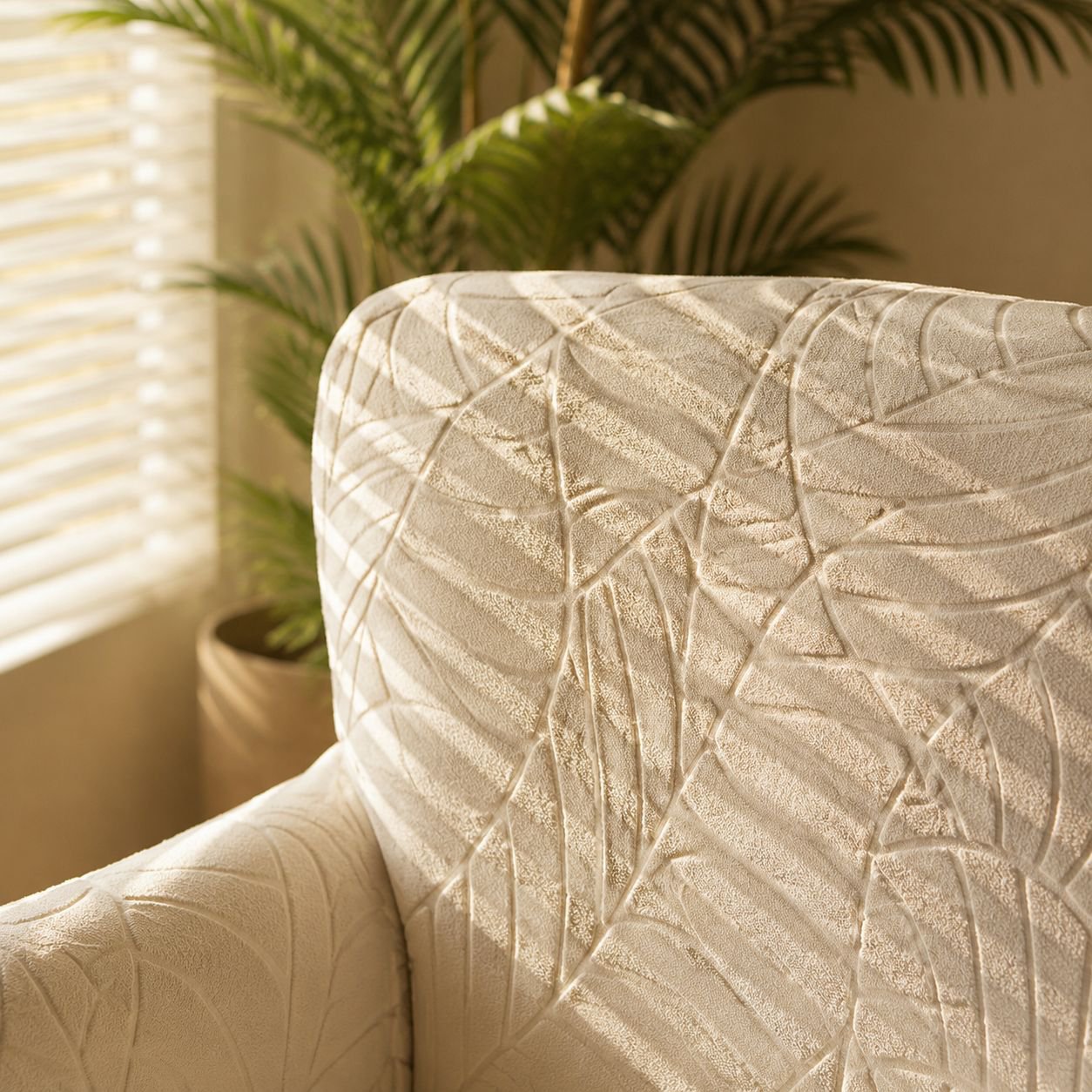 Elastischer Sofastuhlbezug auf modernem Sofa in kleinem Wohnzimmer