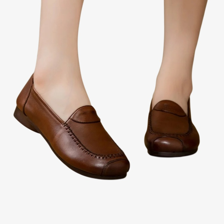 소 힘줄 소재로 제작된 중년 여성 로퍼 바닥