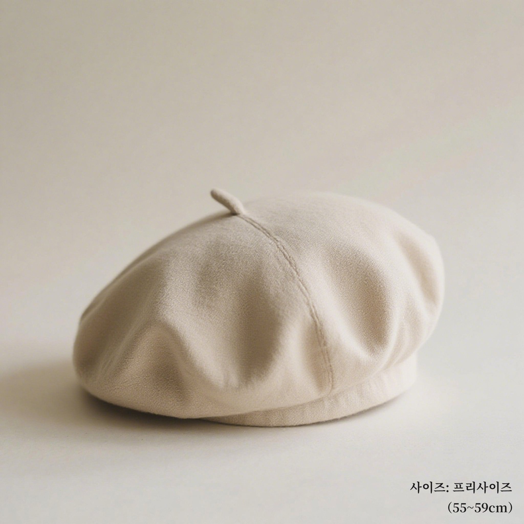 여성과 남성이 함께 착용한 소두 베레모