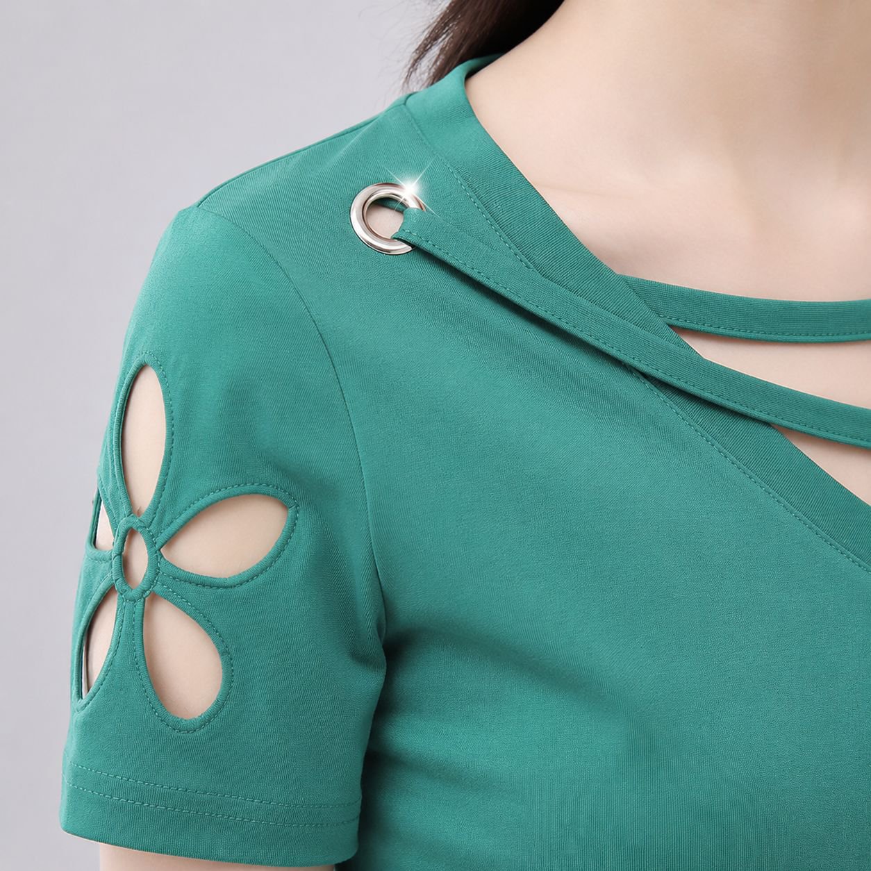 レディースVネック半袖Tシャツ刺繍デザインのアップ