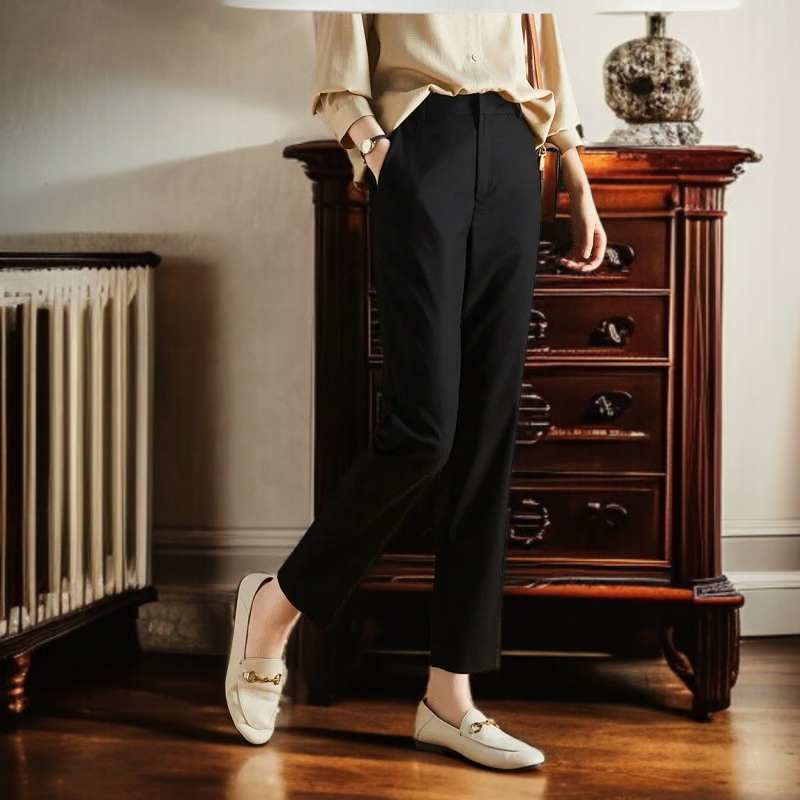 オフィスにも使えるウィメンズパンツ