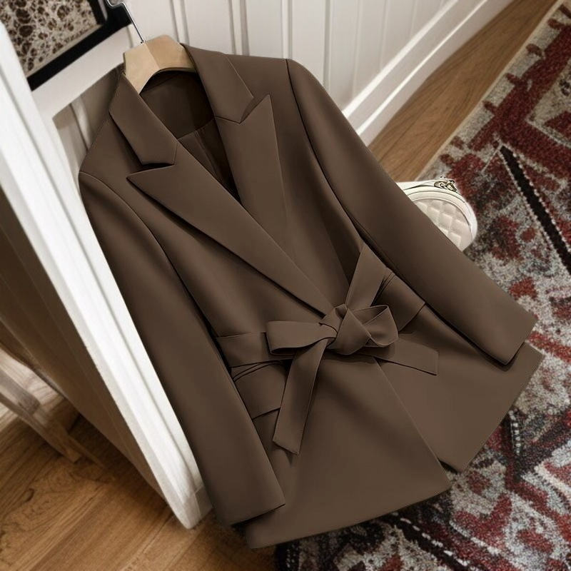 슬림핏 허리 조임 코트 디테일