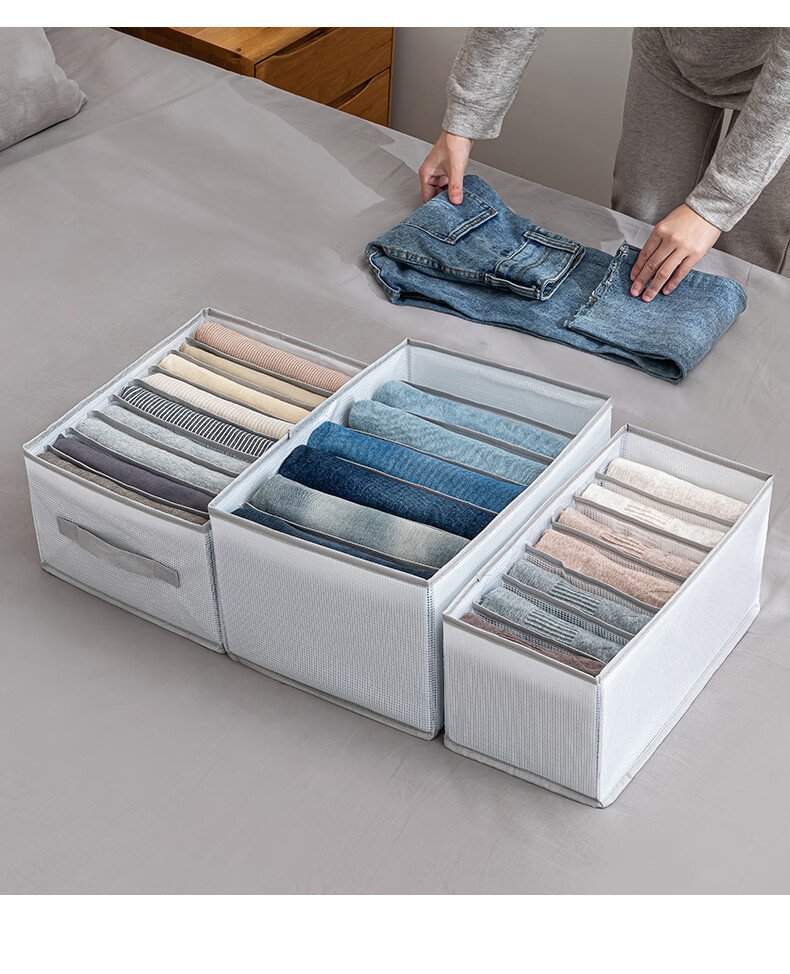 Eight compartments organise socks and small clothing items