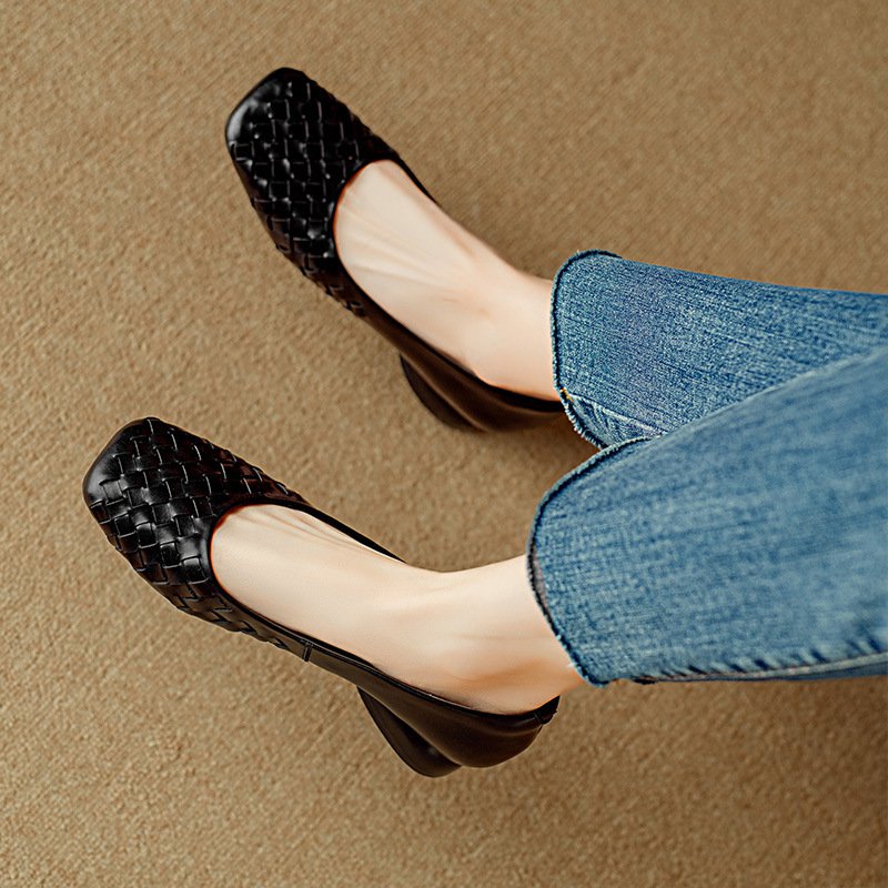 スクエアトゥのチャンキーヒールの革靴