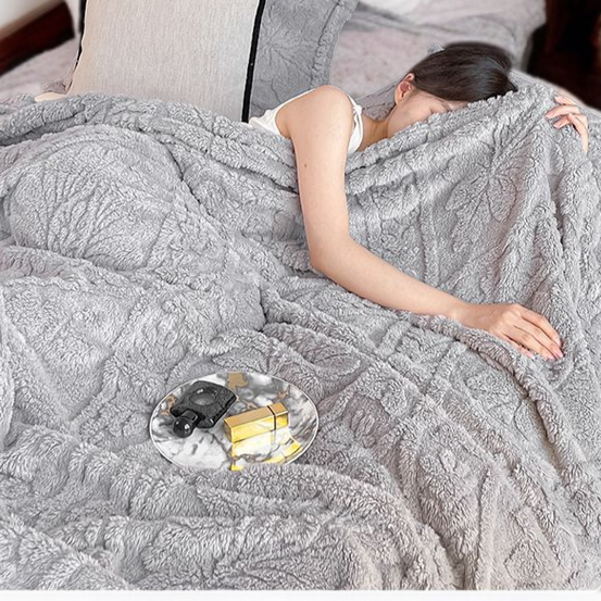 밀크 융단 담요 소파에 덮인 모습