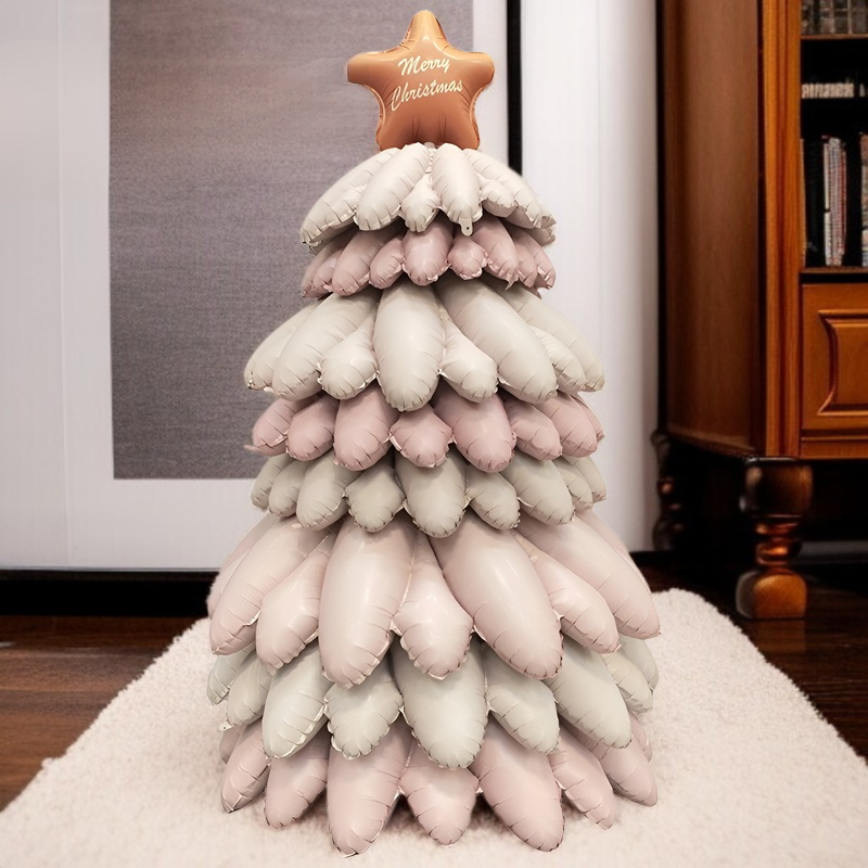 夜間のイルミネーションとして輝くバルーンツリー