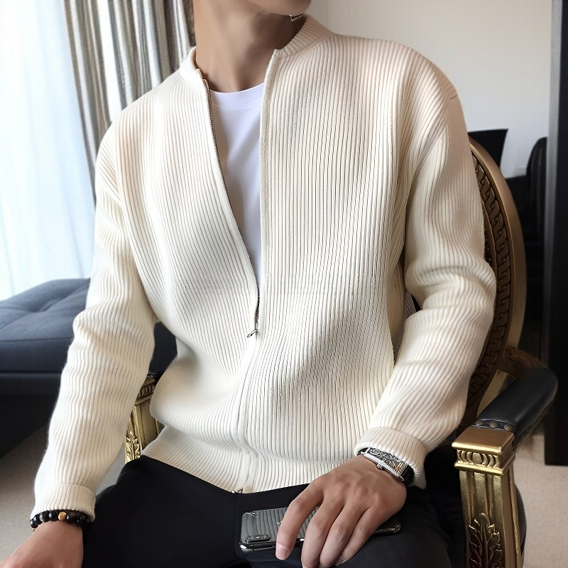 ハンサムな印象のメンズニットトップス